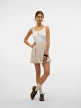 Top blanco de algodón con breteles finos y bordado de caballito de mar color coral en el centro.