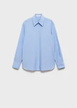 Camisa de popelina a rayas verticales celestes y blancas, de corte recto, con cuello camisero y mangas largas con puños abotonados.