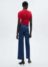 Pantalón de jean azul oscuro, corte culotte, tiro alto y bajo desflecado.