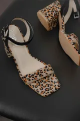 Sandalias de fiesta con tira ancha en terciopelo verde pistacho con brillo, taco de 7cm y horma normal. Hechas en Uruguay.