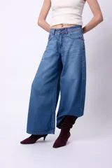 Pantalón de jean azul de corte ancho, estilo wide leg, confeccionado en 100% algodón y tiro medio.