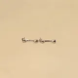 Aros colgantes de plata 925 con forma de gota en ambos extremos, unidos por una barra delgada.