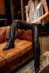 Pantalón de eco cuero negro, de tiro alto y corte recto.