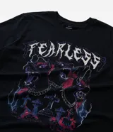 Remera negra de algodón con estampado frontal de tres perros tipo doberman con cadenas y cruces, y la palabra "FEARLESS" en la parte superior.