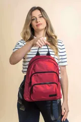 Mochila funcional color beige con detalles en negro, que incluye dos compartimentos con cierre y un bolsillo frontal para fácil acceso.