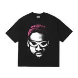 Remera negra de corte oversize con estampado frontal de la cara de Dennis Rodman en blanco y rosa.