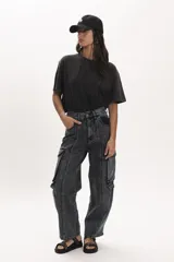 Pantalón jeans cargo de tiro alto, corte mom, color gris oscuro con efecto lavado.