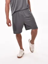 Short deportivo negro con cintura elástica y logo estampado en la pierna.