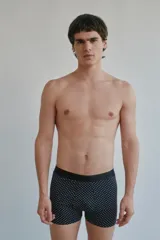 Boxer azul marino con estampado de flores blancas y cintura elástica marrón con la inscripción "Carouomo".