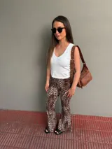 Cartera bandolera de cuero color marrón, con correa ajustable y bolsillo externo con cierre.