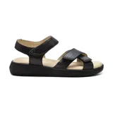 Sandalias bajas de cuero sintético negro con ajuste de velcro en el tobillo y en el empeine.