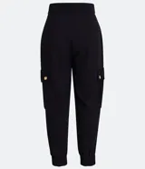 Pantalón zanahoria negro de viscosa, con cintura alta, bolsillos cargo con botón dorado y ruedo con dobladillo. 