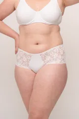 Bombacha de tiro alto color blanco, confeccionada en algodón elastizado y puntilla elastizada.
