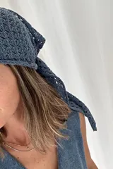 Bandana celeste de tejido artesanal calado.