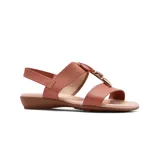 Sandalia casual Korium Confort Celta color terracota, con tiras elásticas y detalle de aplique circular en la tira delantera.