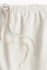Short color crema de lino, con cintura elástica y cordón para ajustar.