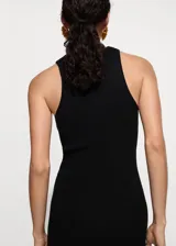 Vestido corto de punto canalé a rayas horizontales blancas y azules, con cuello redondo, tirantes anchos y corte ajustado.