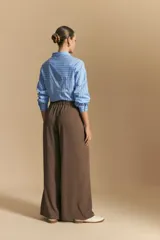 Pantalón ancho negro de silueta moderna y calce cómodo, con cordones ajustables en la cintura.