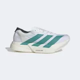 Championes de running Adidas Adizero Adios Pro 4, color blanco con tres franjas laterales en verde azulado. Cuentan con entresuela gruesa de espuma LIGHTSTRIKE PRO y detalles en gris oscuro en el talón.