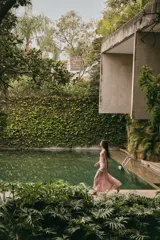 Top bandeau color crudo de punto elástico con volantes en el escote y el ruedo.