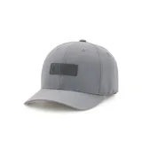Gorra de béisbol gris con logo de Penguin en etiqueta rectangular al frente.