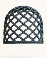 Gorro tejido de hilo grueso color gris con diseño de red.