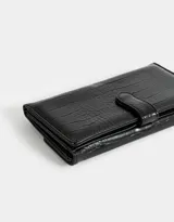 Billetera de cuerina color bordó con textura croco y lazo con broche con botón para cerrado.