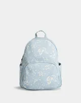 Mochila de cuerina color crudo con estampado de mariposas violetas, correas regulables, manija superior, acceso con cierre superior, bolsillo frontal con cierre y bolsillos laterales.