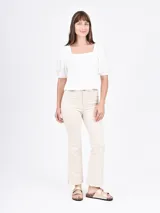 Remera negra de mangas cortas abullonadas con bordado floral en las mangas y escote cuadrado.