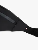 Riñonera negra Tommy Hilfiger con logo texturizado en el frente y cinta distintiva en el lateral. Cuenta con cierre de cremallera, correa ajustable de textil trenzado y bolsillo interior con cremallera.