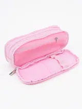 Cartuchera acolchada color rosado, con cierre superior metálico y asa pequeña.