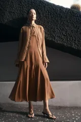 Vestido tobillero color marrón de gasa con breteles spaghetti y escote recto con panel suelto.