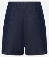 Short pollera de jeans azul oscuro con botón metálico plateado en forma de flor.