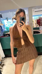 Minifalda marrón tejida con hilo lurex y diseño acampanado.