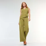 Mono color verde oliva, compuesto por pantalón palazzo de tiro alto y chaleco con escote en V cruzado, cierre lateral con botón y solapa decorativa.