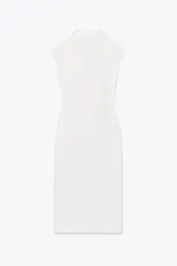 Vestido midi color gris topo, de cuello camisero y escote pico con manga corta. Tiene detalle de drapeado lateral y cierre frontal con botones metálicos.