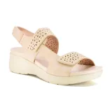 Sandalias negras con plataforma baja, tiras con aberturas y ajuste con velcro.