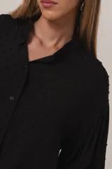 Camisa blanca de manga larga con detalle de bolitas en la tela.