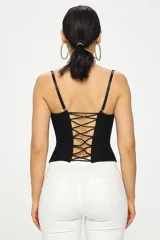 Top corset negro de encaje con breteles finos regulables, cierre frontal con ganchos y detalle de strass en el borde superior y en las costuras verticales.