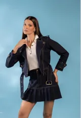 Chaqueta azul con detalles de costura y cierre frontal, diseñada con un ajuste entallado.