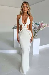 Vestido largo de tejido de punto calado color blanco, con escote halter, espalda descubierta y aberturas laterales en la cintura.