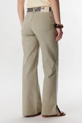 Pantalón jean de corte recto color beige con cinturón gris.