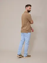 Remera polo marrón de piqué de algodón con cuello clásico y tapeta de dos botones. Logo bordado en el pecho. Corte clásico.