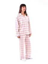 Pijama de camisa y pantalón largo con estampado a cuadros en tonos beige, rosa y lila. La camisa es de manga larga con cuello clásico y bolsillo en el pecho. El pantalón es de corte recto con cintura elástica.