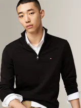 Sweater negro de algodón con cremallera de un cuarto y cuello perkins, con detalles del logo de Tommy Hilfiger.