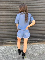 Camisa de jean celeste con detalles de costuras en color blanco.
