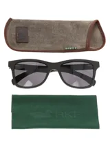 Lentes de sol RKF Portofino para hombre, con montura cuadrada negra y lentes grises. Incluye estuche rígido marrón y paño de limpieza verde.