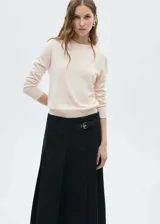 Jersey rosa claro de punto fino con cuello redondo y manga larga.