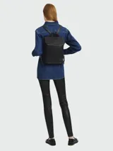 Mochila de cuero negro de Longchamp, modelo Le Foulonné, con diseño elegante y funcional.