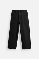 Pantalón de jean negro, corte relaxed fit, con bolsillos frontales y traseros tipo parche, tira multifunción y bolsillo tipo parche en las piernas. Tiene efecto lavado y cierre frontal con cremallera y botón.